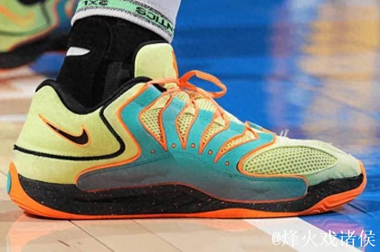 履新登场!霍姆格伦穿着虎纹KD18亮相拉斯维加斯进行训练 履新登场!霍姆格伦穿着虎纹KD18亮相拉斯维加斯进行训练